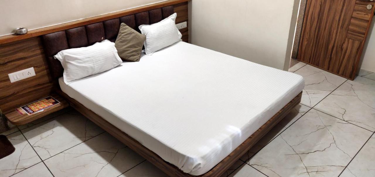 Hotel Milan Ahmedabad Esterno foto