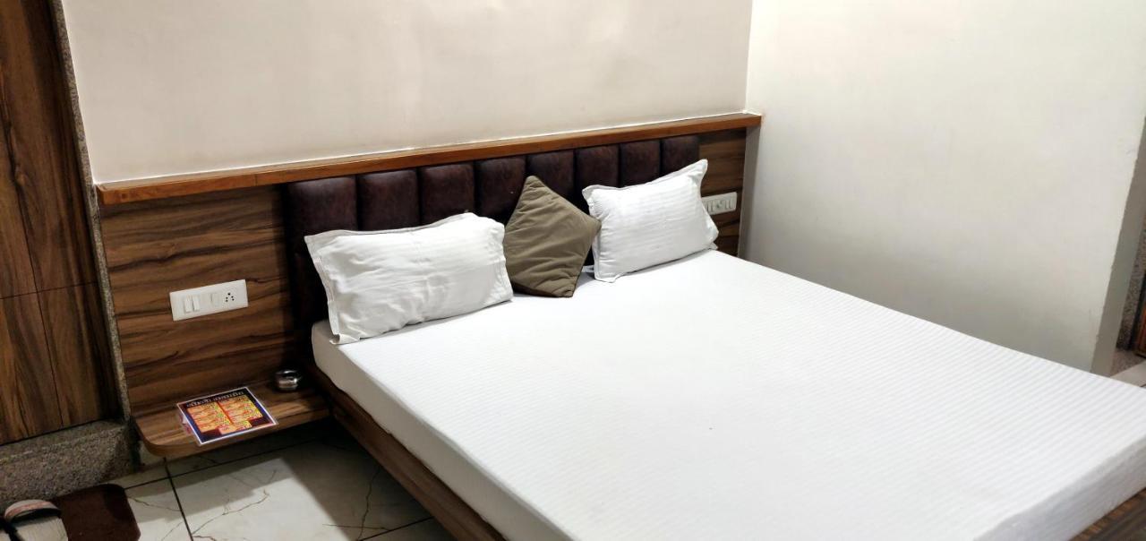 Hotel Milan Ahmedabad Esterno foto
