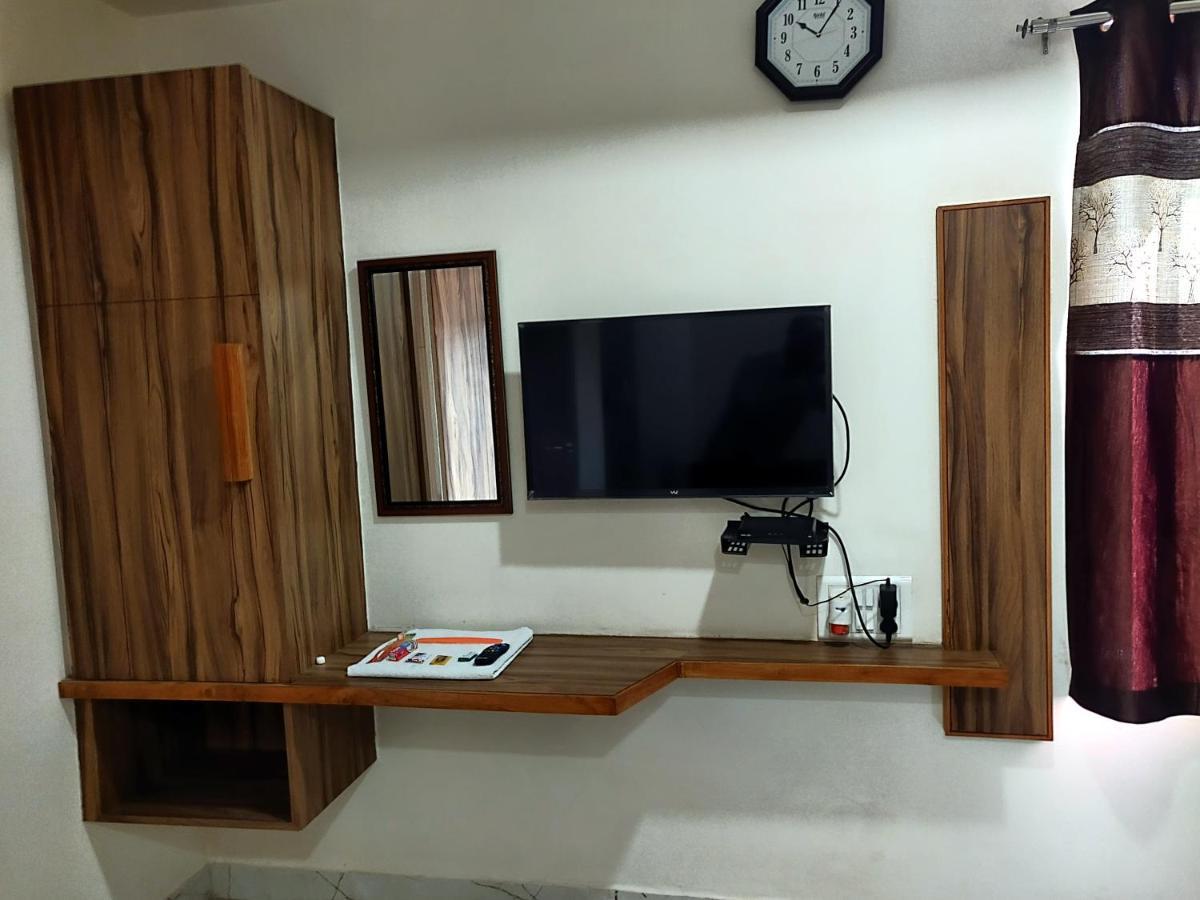 Hotel Milan Ahmedabad Esterno foto
