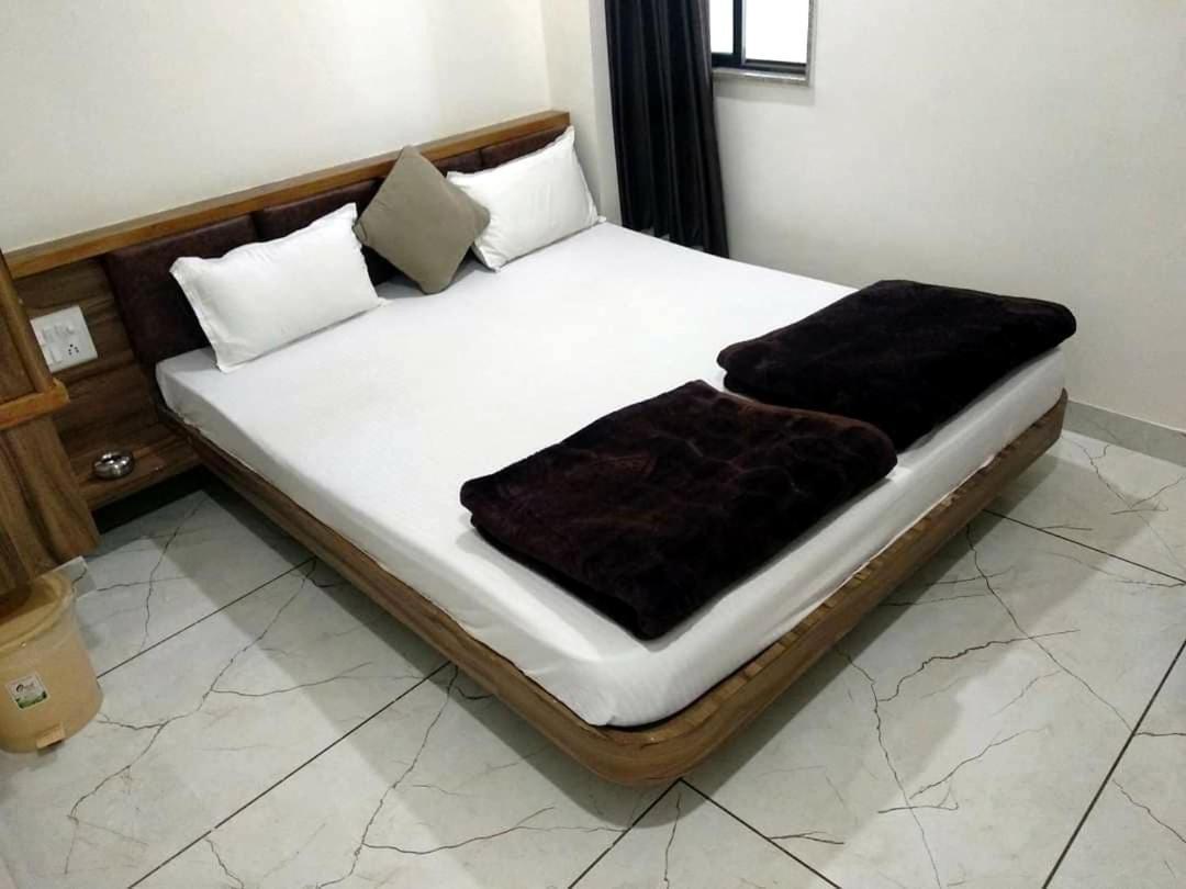 Hotel Milan Ahmedabad Esterno foto