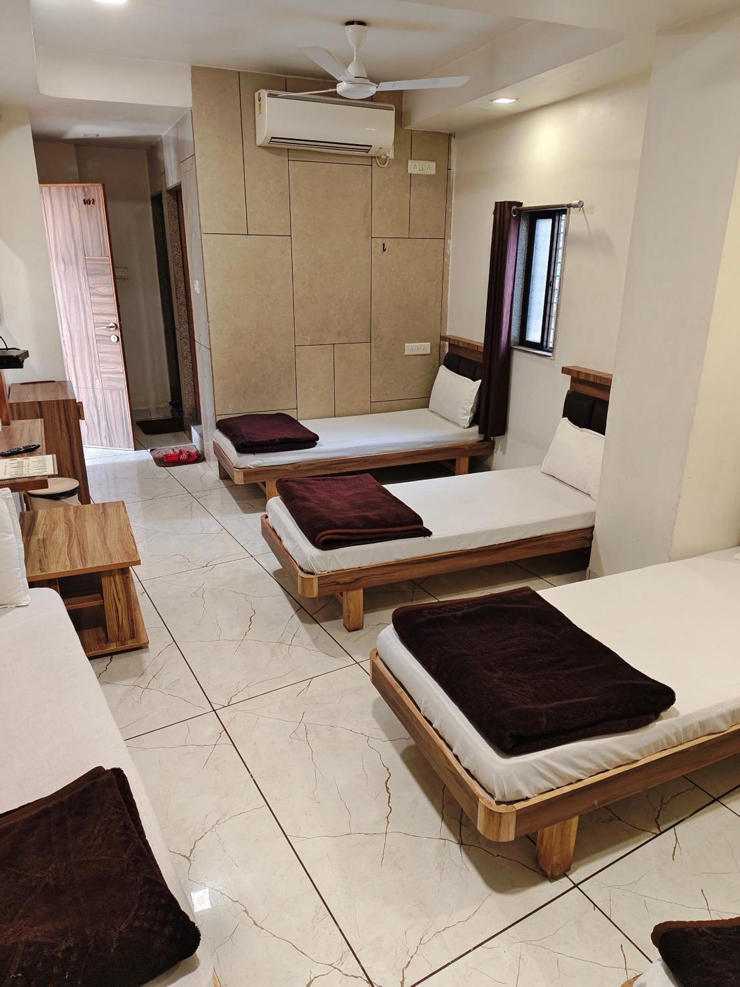 Hotel Milan Ahmedabad Esterno foto