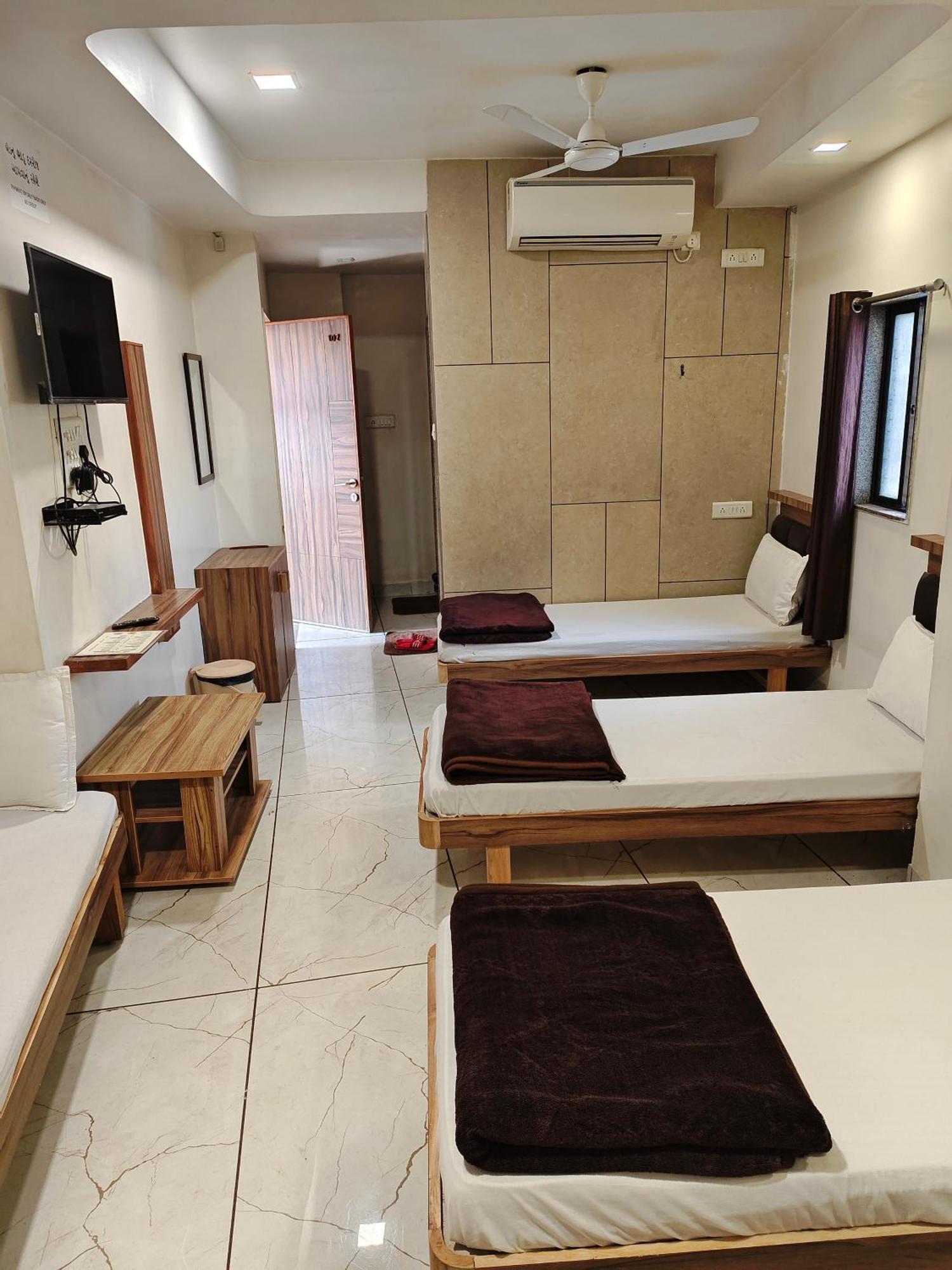 Hotel Milan Ahmedabad Esterno foto