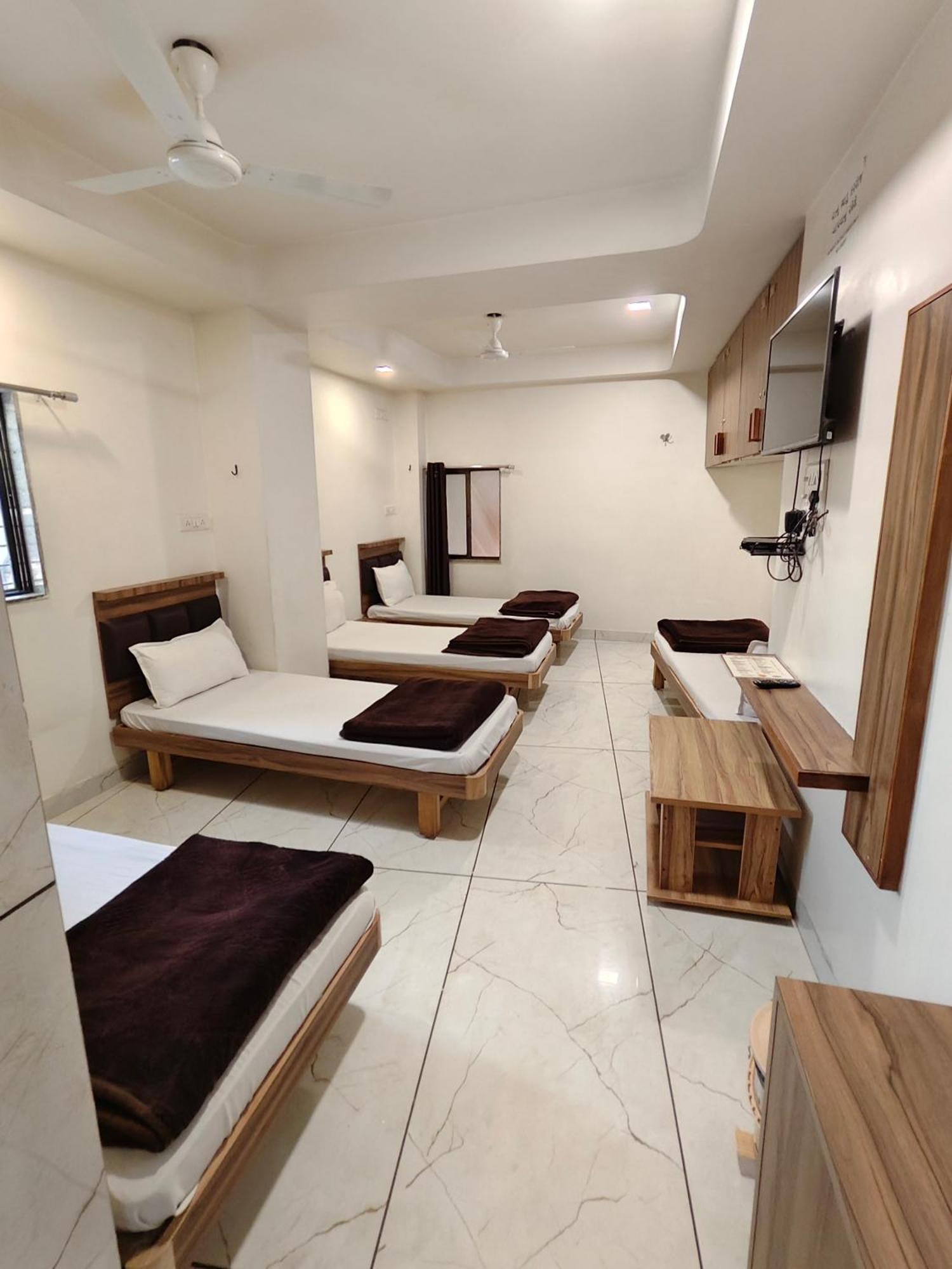 Hotel Milan Ahmedabad Esterno foto