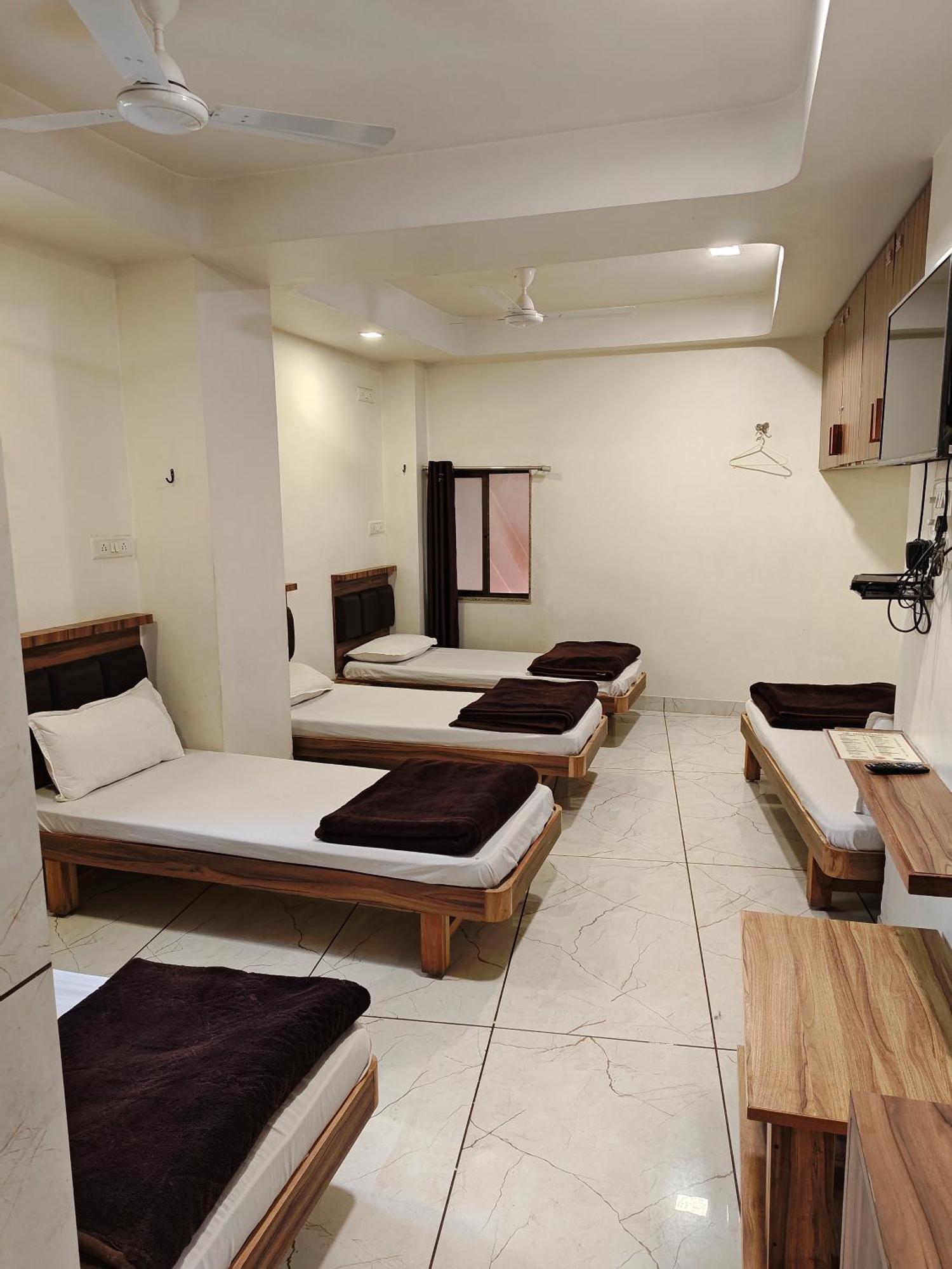 Hotel Milan Ahmedabad Esterno foto